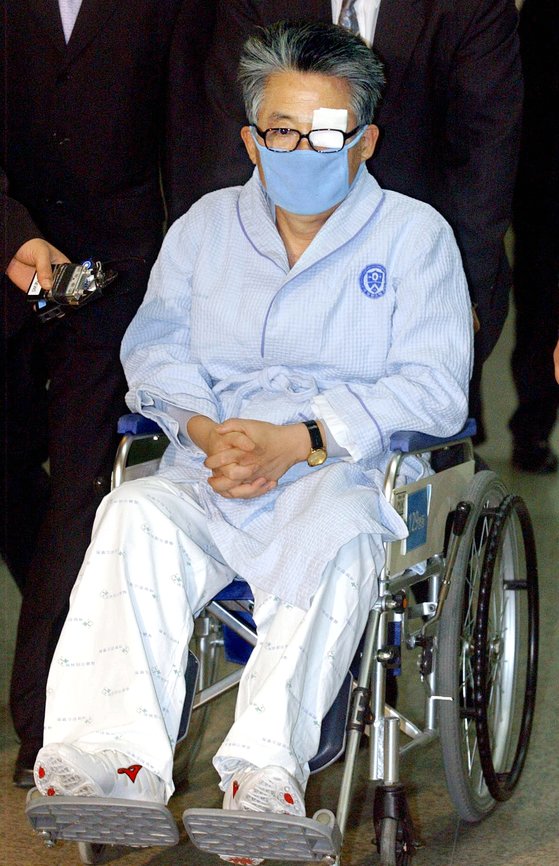 박지원 원장은 지난 2004년 불법 대북송금으로 재판받을 당시 휠체어를 타고 안대를 한채 법정에 출두했다. [중앙 포토]