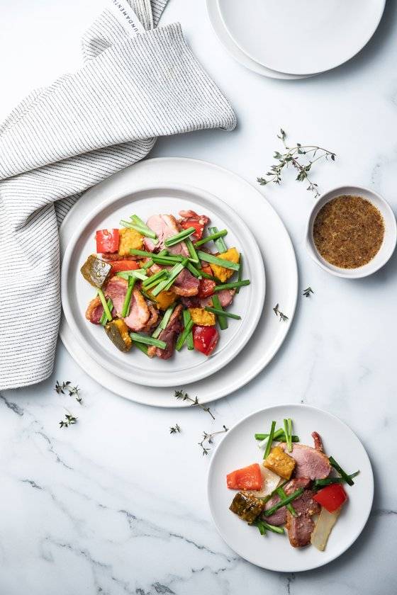 단호박 부추 오리볶음. 다노는 얼마 전, 누적 150만 명의 다노 채널 팔로워들과 나눈 레시피를 집대성한 레시피 책〈맛있고 배부른 다노 다이어트 레시피〉을 선보였다. 세미콜론 제공, 사진 한정수(etc studio)