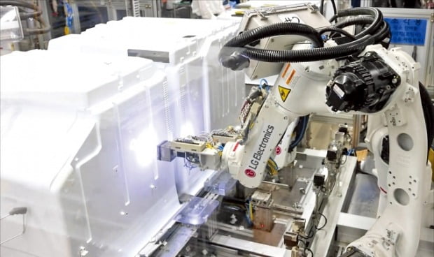 경남 창원시에 있는 LG스마트파크 통합생산동이 16일 1단계 가동에 들어갔다. 생산라인에서 로봇이 냉장고를 조립하고 있다.   LG전자 제공