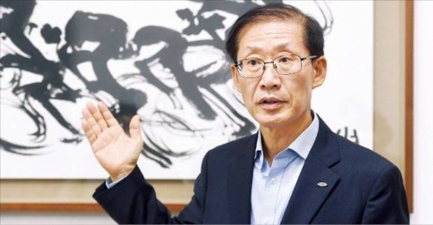 조현재 국민체육진흥공단 이사장이 16일 ‘의수 화가’ 석창우 화백의 수묵화 ‘오륜정신’을 가리키며 올림픽과 올림픽 유산이 지닌 가치를 설명하고 있다. /신경훈 기자