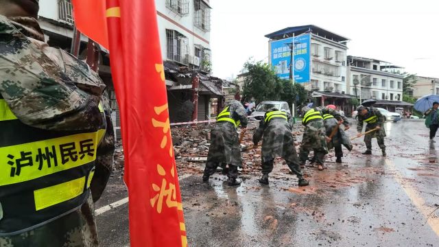 16일 새벽(현지시간) 중국 남서부 쓰촨성 루저우시 루현에서 규모 6.0의 지진이 발생해 구조대가 거리의 잔해를 치우고 있다. 신화=뉴시스