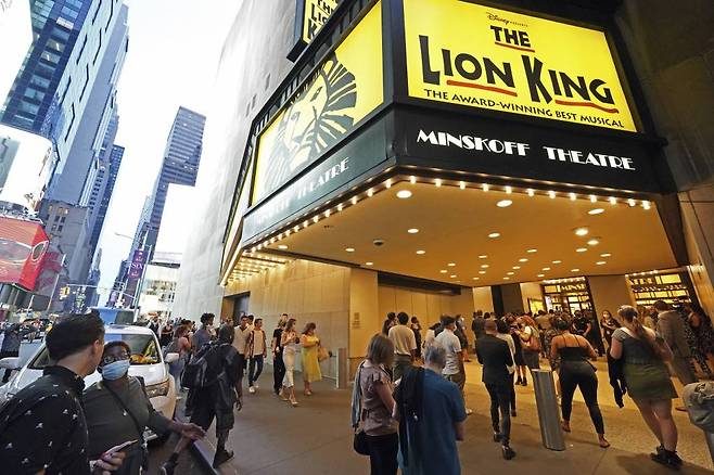 [뉴욕=AP/뉴시스] 14일(현지시간) 미국 뉴욕의 민스코프 극장에서 브로드웨이의 '라이언 킹' 공연이 재개돼 관람객들이 극장으로 들어가고 있다. 이 공연에는 백신 접종 증명서가 있어야 입장할 수 있다. 2021.09.15.