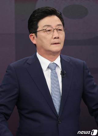 유승민 국민의힘 대선 경선 후보가 16일 오후 서울 중구 스튜디오에서 열린 제20대 대통령선거 경선후보자 1차 방송토론회에 참석해 토론을 하고 있다. 2021.9.16/뉴스1