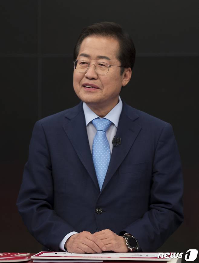 (서울=뉴스1) 국회사진취재단 = 홍준표 국민의힘 대선 경선 후보가 16일 오후 서울 중구 스튜디오에서 열린 제20대 대통령선거 경선후보자 1차 방송토론회에 참석해 토론 준비를 하고 있다. 2021.9.16/뉴스1