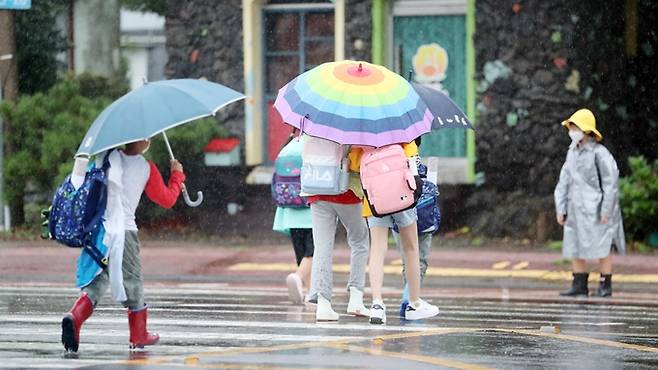 오는 17일은 제주와 남부지방을 중심으로 많은 비가 내리는 가운데 전국 대부분 지역에서 비가 내릴 것으로 보인다. 사진은 16일 제주시에서 우산을 쓴 채 이동하는 초등학생 모습. /사진=뉴스1