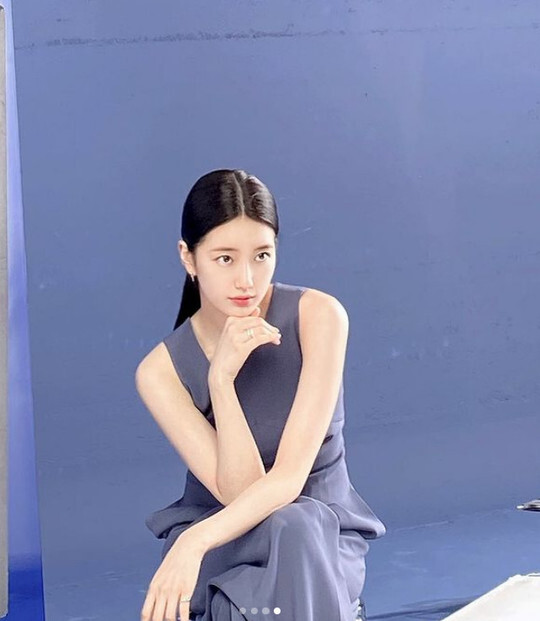 Singer and Actor Bae Suzy has emanated a neat charm.The official SNS of the agency management forest posted a picture on September 16 with the article Seeing Sujin photo of blue background with Miracle Bae Suzy photo that clears every day.Bae Suzy in the public photo is shooting cosmetics advertisement.In front of a wavy blue background, Bae Suzy is looking at the camera with his long straight hair hanging down.Blue sleeveless best further highlights Bae Suzys white skin and simple imageBae Suzy, who changed into a blue dress, boasts a strong self-assertive features in the so-called all-back style, which ties her hair all over.The fact that it was not corrected is unbelievable, and the distinctive features and clean skin are admirable.Meanwhile, Bae Suzy is set to return to the screen through the film WonderLand.WonderLand (director Kim Tae-yong) tells the story of a family member who left the world, and a reunited video call with her lover.