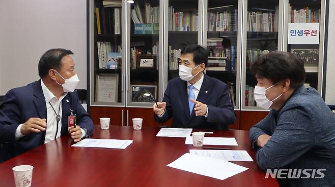 정동균 양평군수(왼쪽)가 국회 국방위원회 소속 김민기 의원과 지역 군사시설 현안을 이야기하고 있다