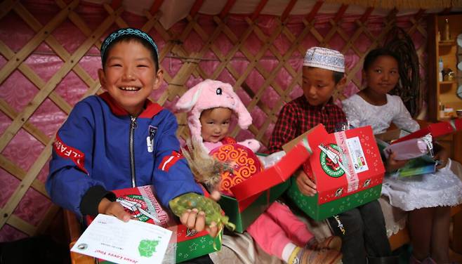 지난해 사마리안퍼스코리아의 선물을 받은 몽골 어린이들. 올해도 많은 교회와 개인의 동참이 필요하다. (사진제공 사마리안퍼스코리아)