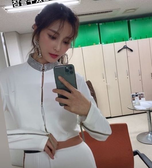 Broadcaster Ahn Hye-Kyung has revealed the latest.On the 16th, Ahn Hye-Kyung said through his Instagram story, Im done!!Now go home ~ I am sick of my ears, but I can endure it because it is Earring. In the public photos, Ahn Hye-Kyung is wearing a white dress and taking a mirror selfie in a place that looks like a station waiting room.Especially, the appearance of perfecting the face-sized Earring and the recent beauty of the flesh are attracting attention.Meanwhile, Ahn Hye-Kyung is appearing on the SBS entertainment program The Beating Girls.Ahn Hye-Kyung Instagram