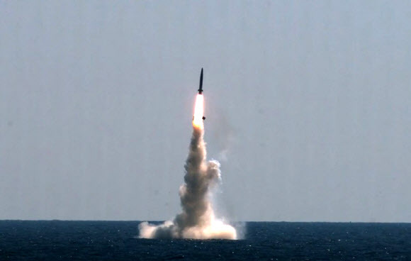 우리나라가 자체 개발한 잠수함발사탄도미사일(SLBM)의 잠수함 발사시험이 지난 15일 국내 최초로 성공했다. 국방부 제공