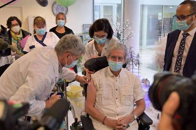 코로나19 백신을 접종하는 프랑스 요양원 모습. AFP=연합뉴스