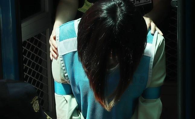 지난 6월4일 오후 대구지방법원 김천지원에서 열린 경북 구미 3세 여아 사망사건에 대한 선고공판을 앞두고 친언니 A(22)씨가 호송차에서 내려 법정으로 향하고 있다. 뉴스1