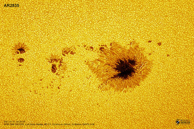 태양 흑점. 7월 1일 말레이시아 페낭의 헝이 천문대 촬영. 지름이 약 15만km로, 지구의 10배에 달한다.(출처= Michael Teoh, Heng Ee Observatory, Penang, Malaysia)