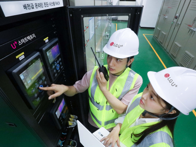 LG유플러스 작업자가 LG유플러스의 인천 간석운영센터에 설치된 배전반진단 솔루션을 살펴보고 있다./사진 제공=LG유플러스
