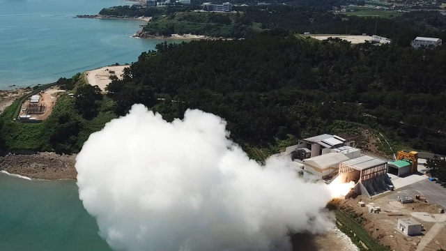 국방과학연구소(ADD)가 지난 7월 29일 실시한 75톤급 추력의 국산 고체 우주로켓 엔진 연소 시험이 성공적으로 진행되고 있다. /사진 제공=ADD