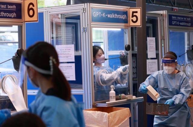 16일 오후 서울 동작구 보건소 코로나19 선별검사소에서 의료진들이 검사와 검체 보관을 위해 오가고 있다. /연합뉴스