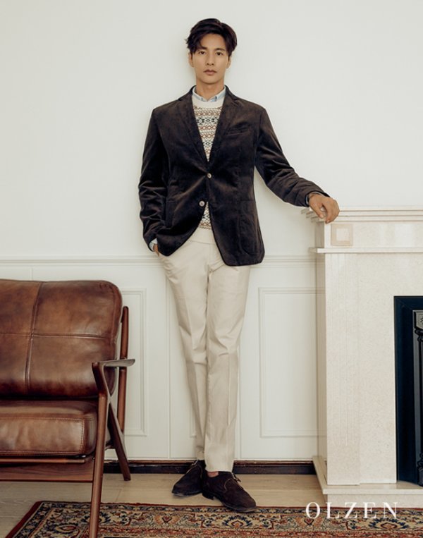 Actor Won Bin captivated Sight with a picture of the autumn atmosphere.In a picture with mens wear brand, Won Bin has completely extinguished various looks with his still visuals and soft charms as a representative actor in Korea.The constant appearance and chic style were expressed in TD The Classics colorful and witty styling.Won Bin in the picture showed a variety of charms including The Classic and Formal.He created a sophisticated and charming look that felt warm with a ton-on-ton colored sweater on the Coy Full Metal Jacket, a essential outerwear for the season.In another pictorial cut, Leather Full Metal Jacket matched basic knit and relaxed fit pants to complete a comfortable but sensual style.Codys formal set-up suits match high-top shoes and create a Wit mix and match look with Won Bins luxurious sensibility.This picture, which is accompanied by Actor Won Bin and Olsen, will be released on Olsen official SNS.
