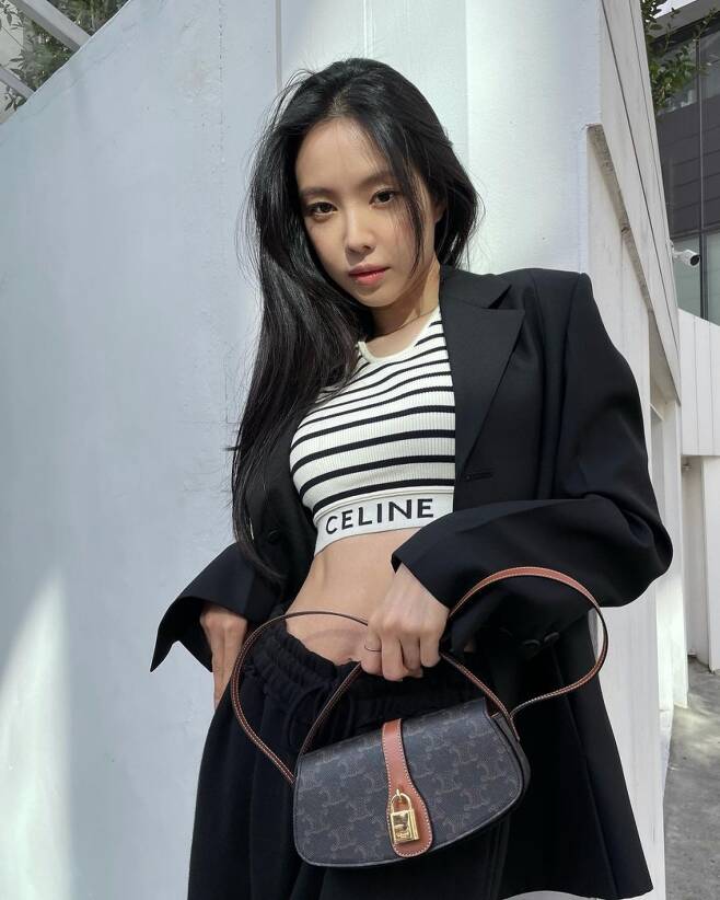 Actor Son Na-eun from group Apink has revealed his current status.On the 16th, Son Na-eun posted several photos on his SNS.The photo shows Son Na-eun looking at the camera with intense eyes.Son Na-eun wore an overfit jacket on a striped crop T-shirt to create a neat yet urban style, especially the constricted waist that was revealed between the top and bottom.It also gives the admiration of those who have a solid abs in their skinny body.In the other photo, he took out his white sports socks boldly in his training pants and boasted a hip charm by pulling them out and boasting a hip charm.The hair that was scattered in the wind produced a picturesque scene.Fans are responding hotly, such as Pretty and cool, I think it is a real fairy ... Goddess, Goddess or Princess.Son Na-eun, who debuted to Appink in 2011, moved his agency to YG Entertainment in May; he is currently appearing on JTBC Drama Human Disqualification.
