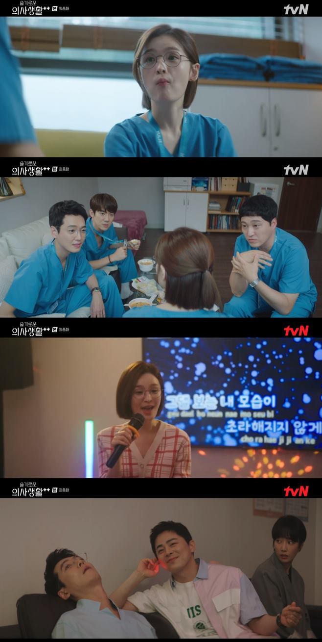 Sweetness 2 All couples were happy endings with the fruit of love.In the final episode of the TVN drama Sweet Doctors Life Season 2 (hereinafter referred to as Sweet Doctors Life 2) (playplayplayed by Lee Woo-jung and director Shin Won-ho), which was broadcast on the night of the 16th, Chae Song-hwa (Jeonmido) was shown to his colleagues that he was a lover with Lee Ik-joon (Chung-seok).On this day, Chae Songhwa said, I met with Ik Jun and Weekend to eat, walk and play together. However, Kim Joon-wan (Jung Kyung-ho) Ahn Jung-won (Yoo Yeon-seok) Yang Seok-hyung (Kim Dae-myung) did not believe it.So Chae Songhwa raised his voice as We are really dating, but the three people laughed in response to I will earthquake my hand, I will change my castle and I will give you all my property.After that, Yang Seok-hyung started to believe in the repeated words of Chae Song-hwa, but Ahn Jung-won still seemed to not believe and laughed.Among them, Ahn Jung-won (Yoo Yeon-seok) and Jang Winter (Shin Hyun-bin) enjoyed dinner dates, and the long winter told Ahn Jung-won, Please give me a day of professor time.He said, I told my daughter that I love her, so she wanted to eat right away. After that, the two of them were attracted to the United States foreshadowing the train.My colleagues were sad and cheered.Yang Seok-hyung (Kim Dae-myung) and Chu Min-ha (An Eun-jin) had a bad evening.Yang Seok-hyung said to Chu Min-ha, Do not you have to meet me more? He showed a cautious stance, but my brother was convinced that he was old, even though he was not long ago.Then, he answered with a hot kiss and gathered his gaze.Kim Joon-wan (Jung Kyung-ho) found Lee Ik-suns unit; Lee Ik-sun ran out and said, Whats up with my brother?Did you come to see me? Kim Joon-wan quipped, No, I came to eat a snack.Lee Ik-sun wept, and Kim Joon-wan embraced Lee Ik-sun to reaffirm each others love.Do Jae-hak (Jung Mun-sung), who was subjected to charter fraud, received money back from the suspect through the police Susa and even tasted the joy of giving birth.After the broadcast, Kim Joon-wan Ahn Jung-hyung, a member of the broadcasting company, gathered to appreciate the sunset, and Chae Song-hwa said, It was good to see the sun rising when I was young, but now it is good to have this time.Lee said, Do you know why? Its time to go home. Its good to be able to go home.