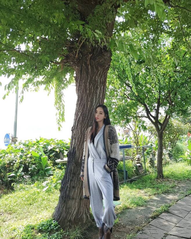 On the afternoon of the 16th, Lee Da-hee posted a picture on his instagram with an article entitled Sky and Trees.Lee Da-hee, in the photo, stood on a tree and posed, and the eyes of the viewers gathered in his long straight hair in a jump suit.Lee Da-hee, who was born in 1985 and is 36 years old, made his debut as Super Model in 2002 and is currently on air for Drama Ireland based on the same name.Photo: Lee Da-hee Instagram