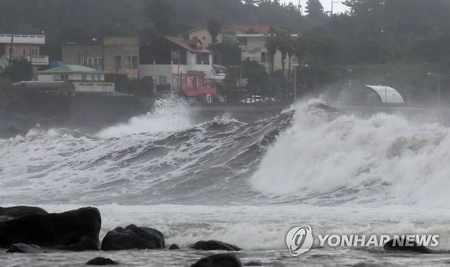 태풍 '찬투' 북상 (서귀포=연합뉴스) 박지호 기자 = 태풍 '찬투'가 북상하는 가운데 16일 오후 제주 서귀포시 표선면 토산2리 앞바다에 거센 파도가 몰아치고 있다. 2021.9.16 jihopark@yna.co.kr