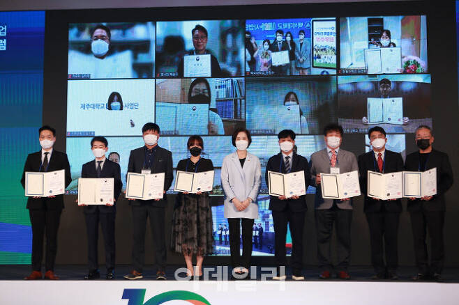 ‘2021년도 LINC+사업 유공자 교육부 장관 표창 수상자’ 테라젠바이오 황태순 대표(왼쪽 두번째).(사진=교육부)