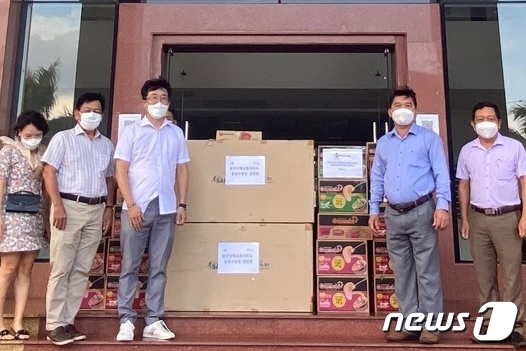 지난 8월25일 서울 용산구가 베트남 퀴논시에 마스크 4000개를 전달한 모습. 이번 방역물품 지원은 별도 전달식을 열지 않았다(용산구 제공).© 뉴스1