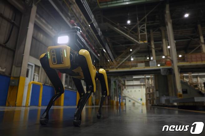 현대차그룹은 17일 산업현장의 위험을 감지하고 안전을 책임지는 ‘공장 안전 서비스 로봇’을 최초로 공개하고 기아 오토랜드 광명 내에서 최근 시범 운영을 시작했다고 밝혔다.(사진제공=현대자동차그룹) © 뉴스1