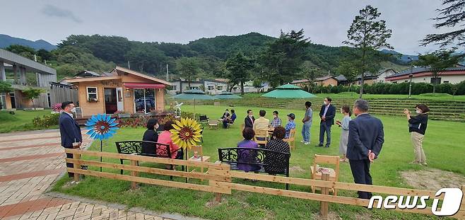 구례군은 '목조주택 짓기 체험과정'을 통해 만들어진 목조주택을 무인카페로 운영한다.(구례군 제공)2021.9.17/© 뉴스1