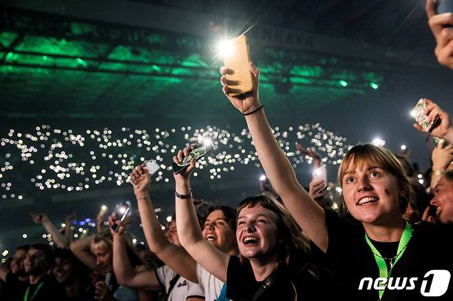 덴마크 코펜하겐 파켄 경기장에서 2021년 9월 11일 열린 밴드 'The Minds of 99'의 공연. 마스크를 쓰지 않은 채 자유롭게 공연을 즐기는 시민들의 모습이 인상적이다. © 로이터=뉴스1 © News1 최서윤 기자
