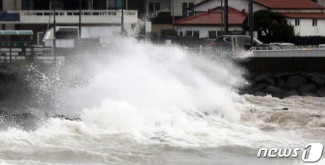 17일 오전 제14호 태풍 '찬투(CHANTHU)'의 영향으로 제주 용담 해안도로에 거대한 파도가 치고 있다.2021.9.16/뉴스1 © News1 고동명 기자