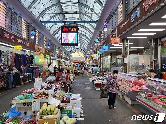 민족 최대명절인 추석 연휴를 하루 앞둔 17일 오전 전북 전주시 신중앙시장이 한산한 모습을 보이고 있다. 2021.9.17/뉴스1 © News1 강교현 기자