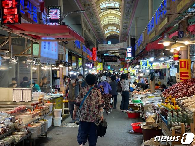 추석 연휴를 하루 앞둔 17일 오후 부산 부산진구 부전시장에 명절장을 보러 온 시민들이 시장을 둘러보고 있다.2021.9.17/ © 뉴스1 이유진 기자