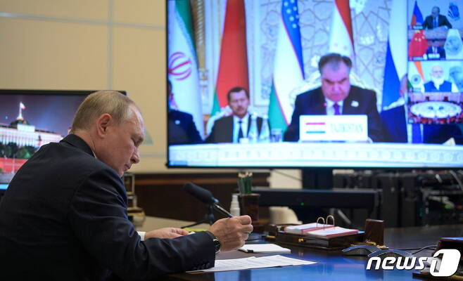 블라디미르 푸틴 러시아 대통령이 화상으로 열린 상하이협력기구(SCO) 정상회의에 참석하고 있다. © 로이터=뉴스1