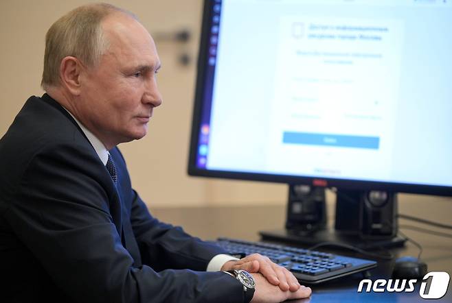 17일 러시아에서 하원의원을 뽑는 총선이 시작된 가운데 블라디미르 푸틴 대통령이 온라인으로 투표에 참여하고 있다. © 로이터=뉴스1 © News1 정윤영 기자