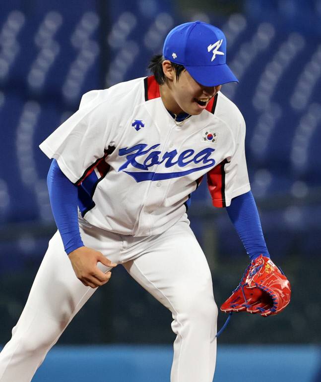 2020도쿄올림픽 야구 대표팀 원태인이 지난 7월 29일 요코하마 스타디움에서 열린 이스라엘 전에서 이닝을 마친 뒤 기뻐하고 있다. 요코하마|연합뉴스