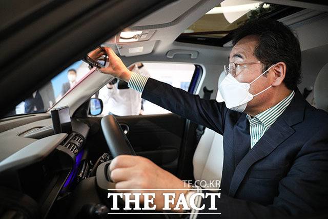 더불어민주당 이낙연 대선 예비후보가 16일 광주 글로벌 모터스를 방문해 양산 1호 캐스퍼를 시승하고 있다. /이낙연 캠프 제공