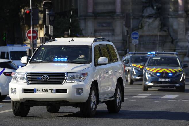 지난 8일 살라 압데슬람을 구치소에서 법정으로 호송한 차량(왼쪽 흰색 도요타 SUV)/AP 연합뉴스
