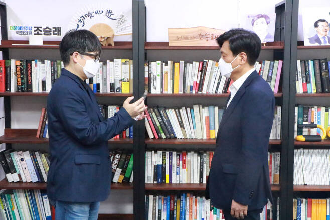서범강 한국웹툰산업협회장(왼쪽)과 조승래 의원이 감사패 전달 후 기념 촬영하고 있다.