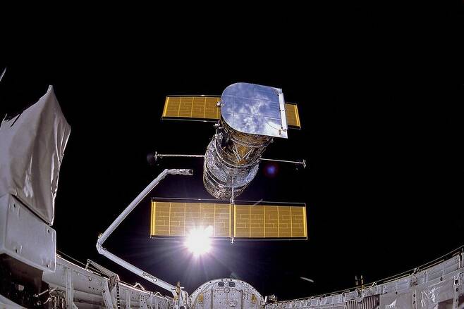 1990년 허블우주망원경 설치를 위해 날아간 우주왕복선의 우주비행사들은 고도 620km의 저궤도를 비행하며 임무를 수행했다. 나사 제공
