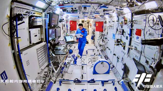 고도 380km의 중국 우주정거장 톈허 모듈에 도킹한 선저우12호에는 3명의 우주비행사가 있다. 중국유인항천 제공