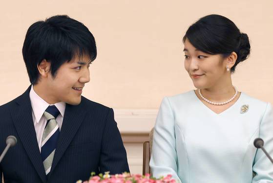2017년 9월 대학동기 회사원인 고무로 게이(왼쪽)와 약혼을 발표하고 있는 마코 공주. [AP=연합뉴스]