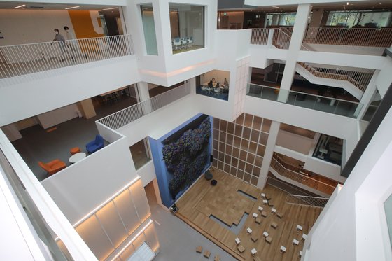 포스코의 창업 보육 센터인 ‘체인지업 그라운드 포항’건물은 가운데가 뻥 뚫렸고, 벤처 맞춤형으로 설계 돼 호평을 받고 있다. 송봉근 기자