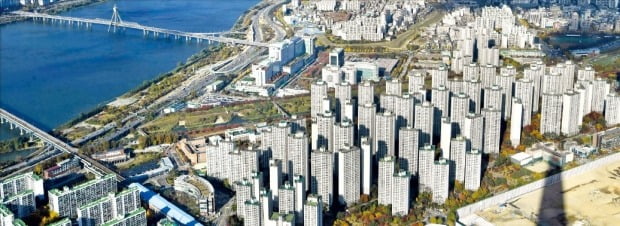 강남 지역 집값이 가파른 상승세를 보이고 있다. 이번주 서울에서 아파트 매매가격 상승률이 가장 높은 송파구 신천동 파크리오 아파트.  /한경DB