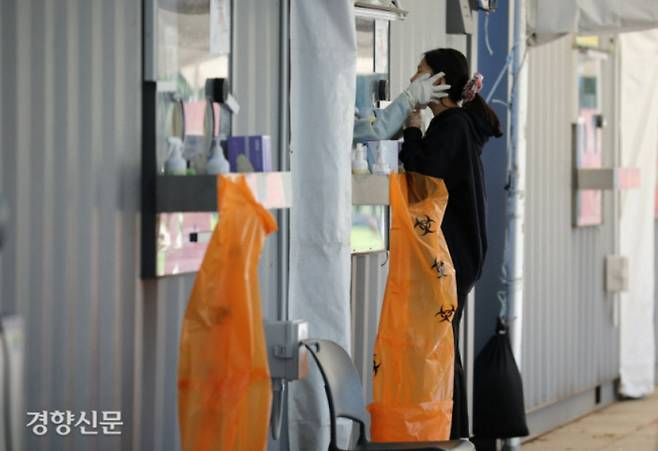 의료진이 지난 15일 서울시청광장에 마련된 임시선별진료소에서 한 시민의 검체를 채취하고 있다. 박민규 선임기자