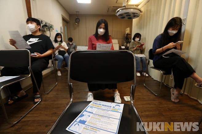 서울 관악구의 한 병원에서 백신 접종을 마친 시민들이 대기하고 있다.   사진공동취재단