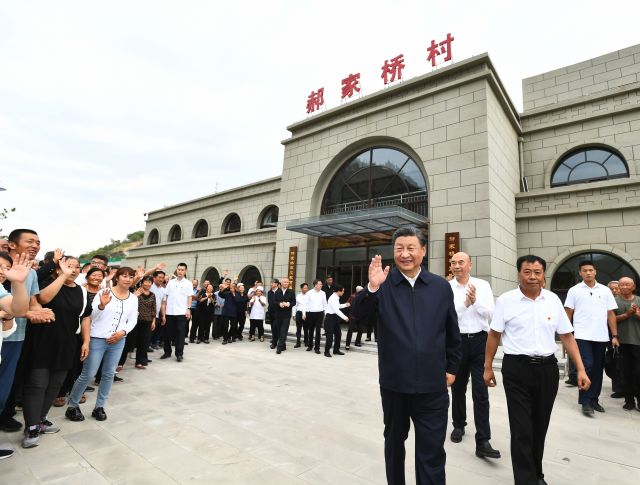 시진핑 중국 국가주석이 지난 14일 서북부 산시성 위린시 관할의 수이더 마을을 방문해 주민들에게 손을 흔들고 있다. 신화연합뉴스