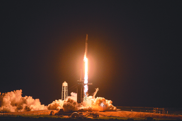 미국 플로리다주 케네디 우주센터에서 15일(현지시간) 유인 우주선 ‘크루 드래건’을 실은 스페이스X 팰컨9 로켓이 발사되고 있다. 아래 사진은 발사 대기 중인 크루 드래건에 타고 있는 민간인 우주 관광단의 모습. 이들을 태운 크루 드래건은 발사에 성공해 사흘 동안 지구궤도를 도는 우주 비행에 들어갔다. 이번 프로젝트팀은 인류 역사상 처음으로 민간인으로만 구성됐다. AFP연합뉴스