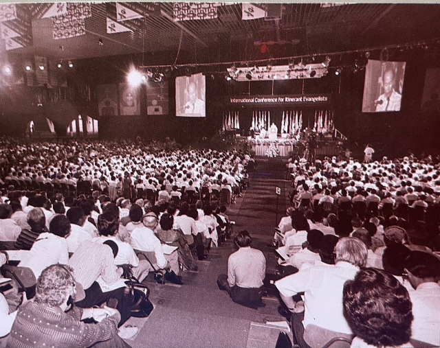 1983년 '암스텔담 국제순회 전도자대회'에서 설교하는 조용기 목사.