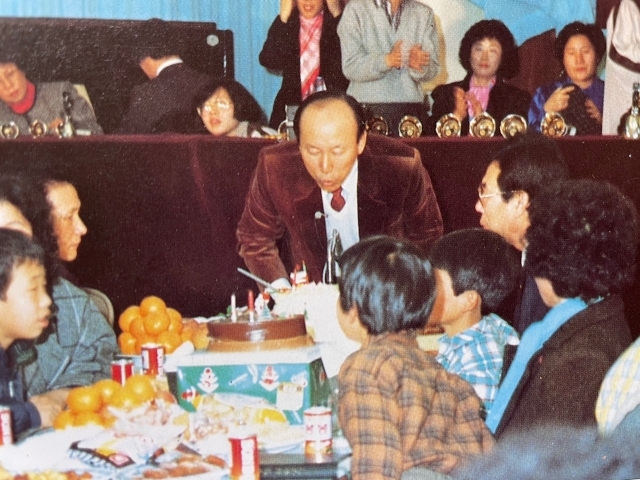 조용기 목사가 1986년 심장병 시술어린이를 위한 성탄축하예배에서 축하케이크의 촛불을 끄고 있다.
